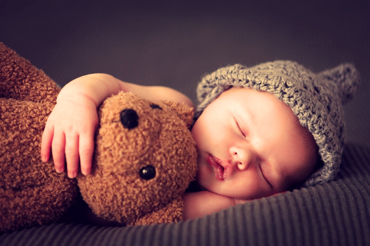 Come evitare che il tuo bimbo neonato soffochi mentre dorme