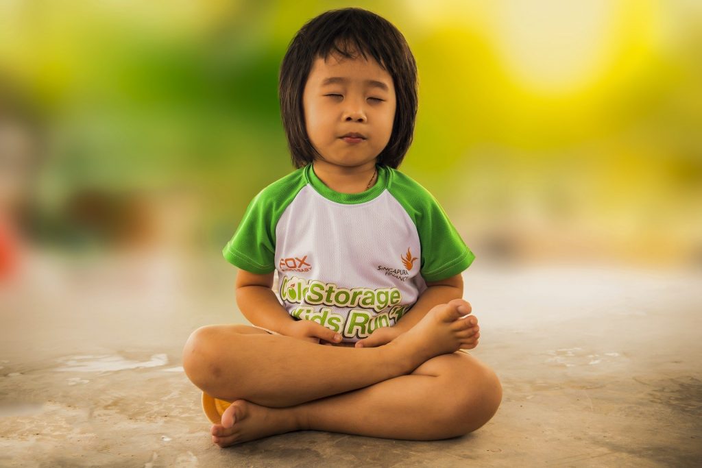Gestire i bambini in casa durante la quarantena: fare yoga e meditare insieme