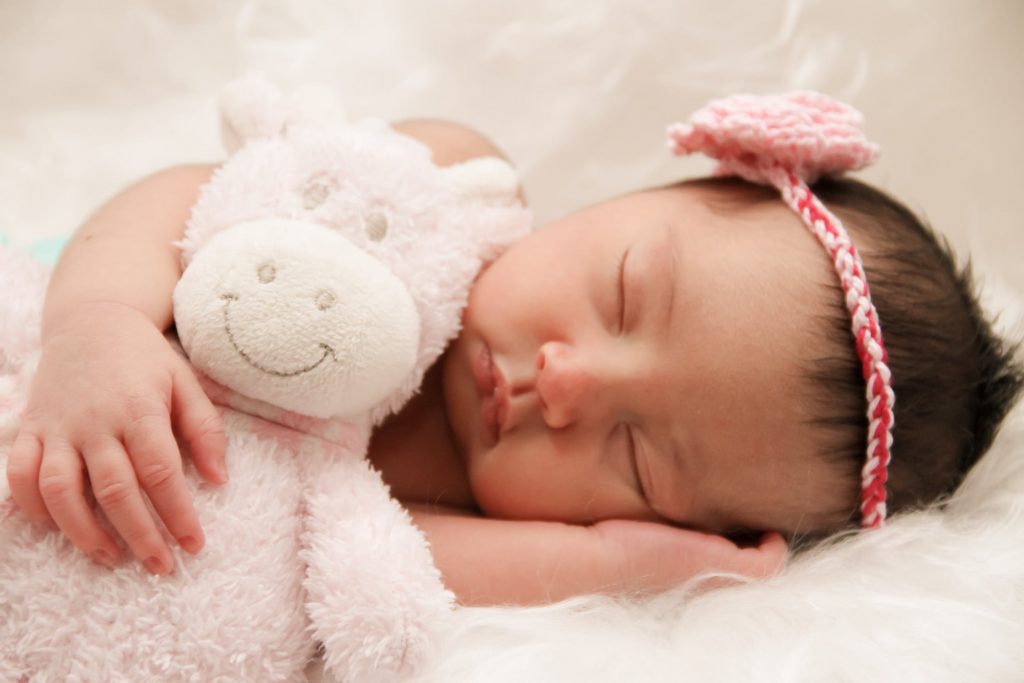 Occorre chiamare il pediatra se il bambino continua a piangere per le coliche?